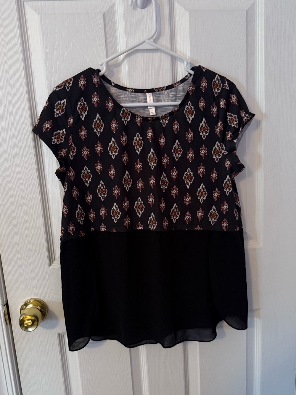 Xhilaration Black Short Sleeve Blouse with Geometric Print